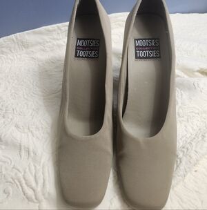 Mootsies Tootsies Women's Beige Casual Block Heels
